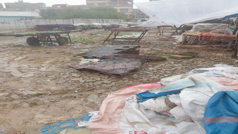 “معاناة مستمرة للباعة والمواطنين في سوق حي السلام بالقصر الكبير في ظل غياب فتح الاسواق الجديدة”