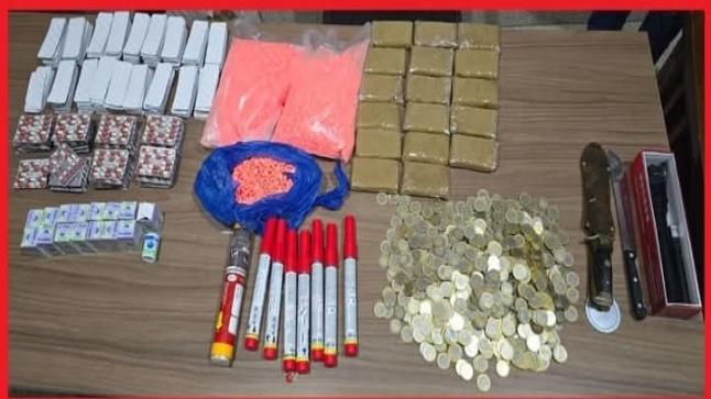 وجدة: إيقاف ثلاثة أشخاص بينهم امرأة وبحوزتهم 9412 قرصا مخدرا من أنواع مختلفة وكيلوغرام و 690 غراما من مخدر الشيرا