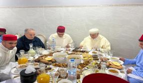 في أجواء إيمانية عامرة بالخشوع… عامل عمالة إنزكان أيت ملول يُقيم صلاة المغرب بمسجد أموكاي ويُنظم إفطارًا جماعيًا لفائدة طلبة القرآن