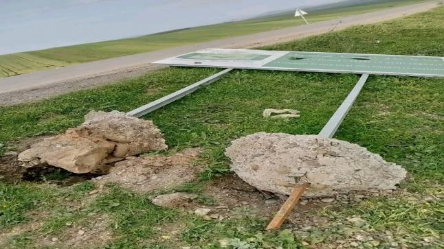 القصر الكبير : مجهولون يخربون لوحة خاصة بجماعة سوق الطلبة