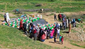 جمعية تايتماتين للتنمية و المصالح الاجتماعية و جمعية الجيل المبدع وبدعم من الجمعية الالمانية المغربية لكفالة اليتيم يسرقون على توزيع مجموعة من القفف المكونة من مواد غذائية أساسية على المحتاجين و الارامل بدوار منزنيت