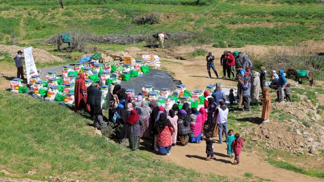 جمعية تايتماتين للتنمية و المصالح الاجتماعية و جمعية الجيل المبدع وبدعم من الجمعية الالمانية المغربية لكفالة اليتيم يسرقون على توزيع مجموعة من القفف المكونة من مواد غذائية أساسية على المحتاجين و الارامل بدوار منزنيت