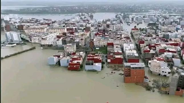 بنوك تستغل توزيع دعم فيضانات القصر الكبير للترويج لحساباتها