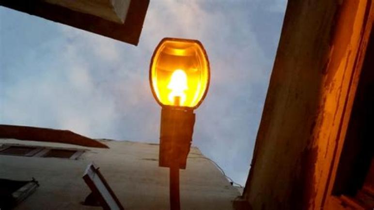 ساكنة القصر الكبير تطالب باستكمال ثورة الـ LED في الإنارة العمومية