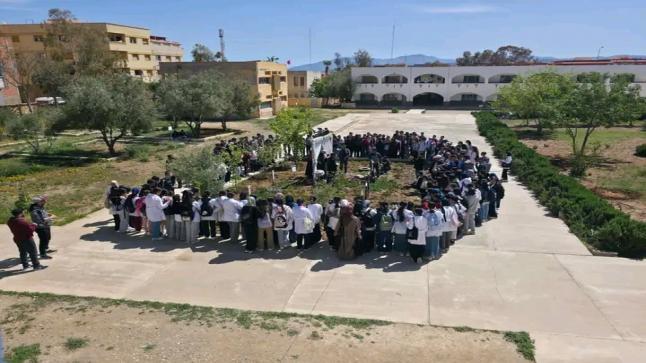 الحسيمة.. الثانوية الإعدادية الحسن الثاني بترجيست تحتفي بتلميذتها المتفوقة “حليمة أبطوي” بمعدل 19.61 بغرس شجرة تخليداً للتميز