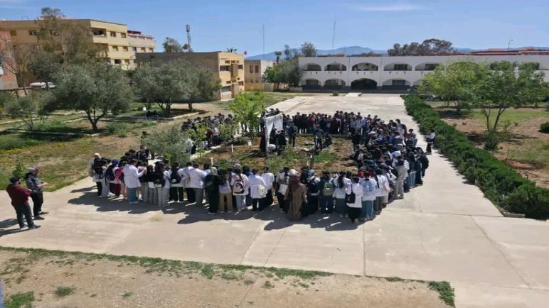 الحسيمة.. الثانوية الإعدادية الحسن الثاني بترجيست تحتفي بتلميذتها المتفوقة “حليمة أبطوي” بمعدل 19.61 بغرس شجرة تخليداً للتميز