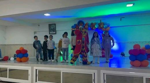 العرائش : مدارس جذور المعرفة تحتفي بأطفالها في صبيحة فنية وترفيهية رائعة