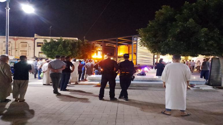 استنفار بمحيط مسجد الإمام مالك بإمزورن بإقليم الحسيمة بعد وضع كشك حديدي قرب المدخل الرئيسي