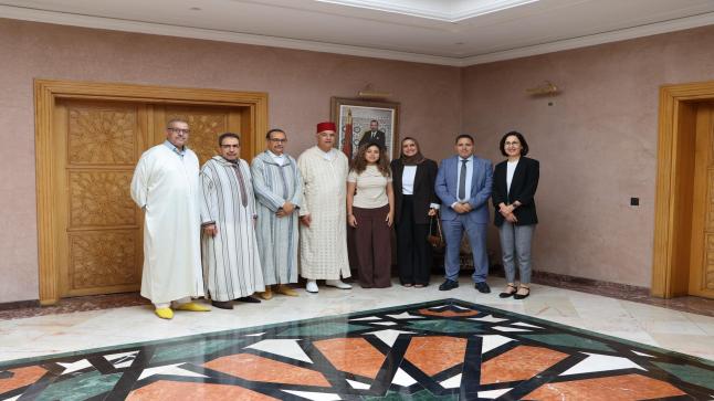 السيد محمد الزهر، عامل عمالة إنزكان أيت ملول، يكرّم التلميذة المتفوقة أدمنصور فرح المتصدرة لنتائج الباكالوريا على صعيد العمالة
