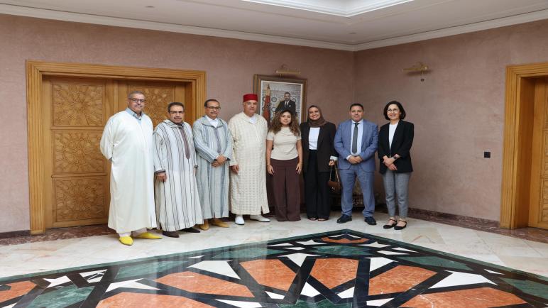 السيد محمد الزهر، عامل عمالة إنزكان أيت ملول، يكرّم التلميذة المتفوقة أدمنصور فرح المتصدرة لنتائج الباكالوريا على صعيد العمالة