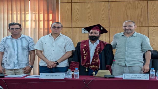 عبد المالك الرواوي يتألق بجامعة الحسن الأول بسطات.. رسالة ماستر حول حماية الملكية الفكرية للمسرحيين تنال تنويه اللجنة وميزة 18/20