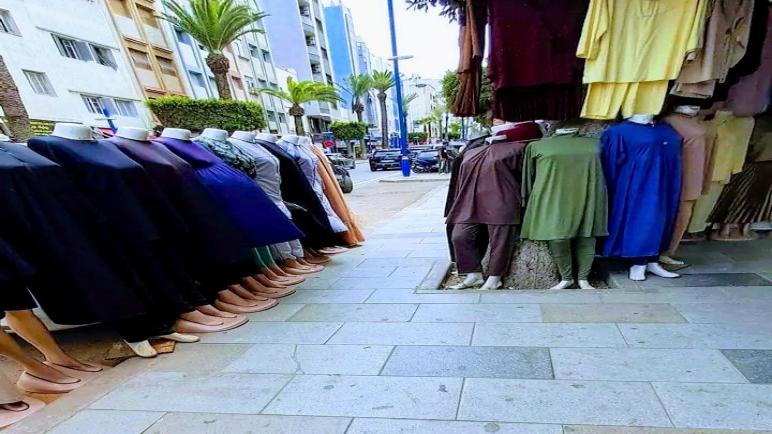 استغلال الرصيف بشارع محمد بن عبد الكريم الخطابي يثير استياء المارة بالحسيمة
