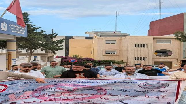 الحسيمة.. وقفة احتجاجية للدفاع عن المدرسة العمومية والمطالبة بحركة انتقالية عادلة