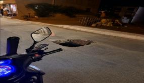 حفرة خطيرة تظهر بشكل مفاجئ قرب مدرسة حسن الأول بإمزورن بإقليم الحسيمة