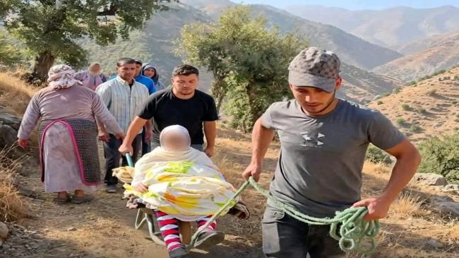 سيدة مريضة تُنقل على متن “برويطة” بدوار ادغوص ضواحي الحسيمة