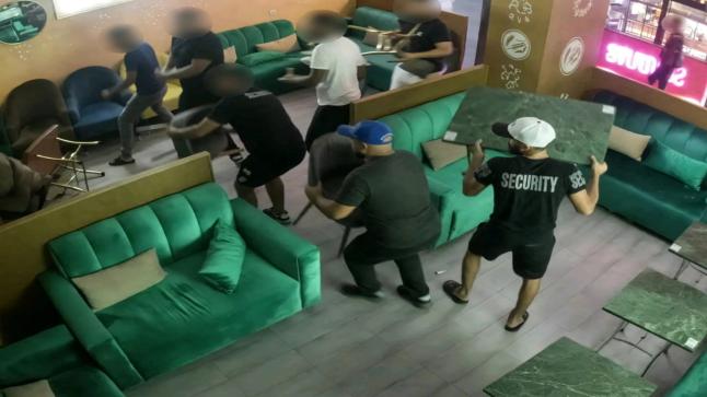 الحسيمة: شجار بين زبون سويدي ونادل ينتهي بتدخل الأمن وتخريب مقهى
