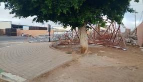 إغلاق منفذ الطوارئ بالملعب الجماعي لايت ملول بالأعمدة الكهربائية الحديدية