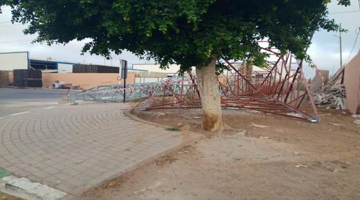 إغلاق منفذ الطوارئ بالملعب الجماعي لايت ملول بالأعمدة الكهربائية الحديدية