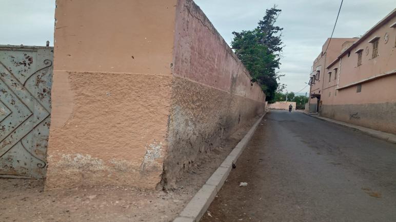 حائط مهجور يهدد سلامة وصحة أزيد من 500 تلميد وتلميدة بمؤسسة المناهل الابتدائية ضواحي أيت ملول