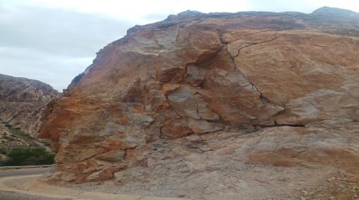 صخور تهدد سلامة السائقين بمنعرج تزارين جماعة تنالت بإقليم اشتوكة أيت باها