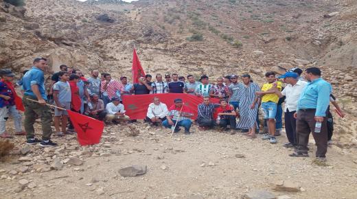 ساكنة دوار تمروت بجماعة تافراوتن بإقليم تارودانت تنظم وقفة احتجاجية ضد أضرار مقلع مجاور للساكنة