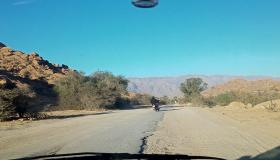 مقطع طرقي غير معبد بمدخل تافراوت بإقليم تزنيت يهدد سلامة وصحة المواطنين