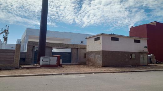 فتح الباب الرئيسي لمؤسسة تعليمية بايت ملول أمام لاقط إتصالات وجانب محول الكهرباء يفضح المستور