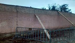 حائط سور إعدادية بأيت ملول آيل للسقوط يهدد سلامة المارة