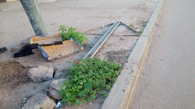 علامات مرمية على الأرض وعشوائية في المراقبة والصيانة… مشهد يومي بأيت ملـول