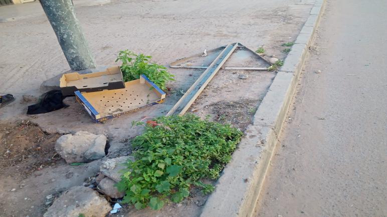 علامات مرمية على الأرض وعشوائية في المراقبة والصيانة… مشهد يومي بأيت ملـول