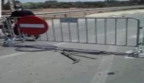 السلطات الإقليمية تغلق قنطرة انزكان من كل الناحيتين بسبب اوامر أمنية مشددة.