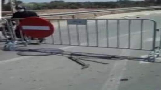 السلطات الإقليمية تغلق قنطرة انزكان من كل الناحيتين بسبب اوامر أمنية مشددة.