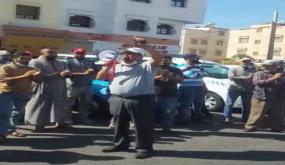 وقفة احتجاجية لأرباب الطاكسيات تنديدا بالإجراءات الأمنية المشددة