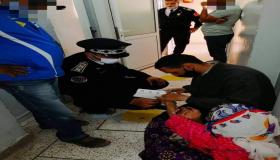 موظف ومسؤول امني في مشهد إنساني يثير اعجاب رواد مواقع التواصل الاجتماعي