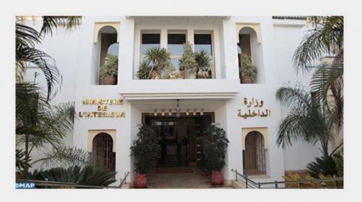 وزارة الداخلية تندد بالادعاءات المغرضة والتصريحات غير المسؤولة الصادرة في حق مؤسسات أمنية وطنية وتحتفظ بحقها في اللجوء إلى القضاء في هذا الشأن