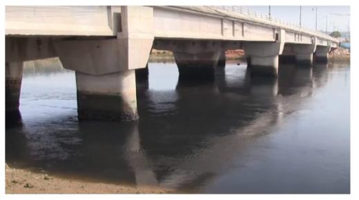 بقع سوداء تطفو على واد بورقراق تثير مخاوف وقلق الساكنة