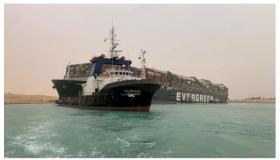 جنوح باخرة محملة بالحاويات بقناة السويس يتير قلقا عالميا