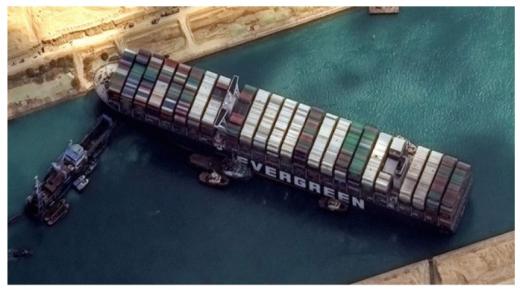 عروض دولية للمساعدة على تعويم حاملة الحاويات التي عطلت حركة الملاحة في قناة السويس بمصر