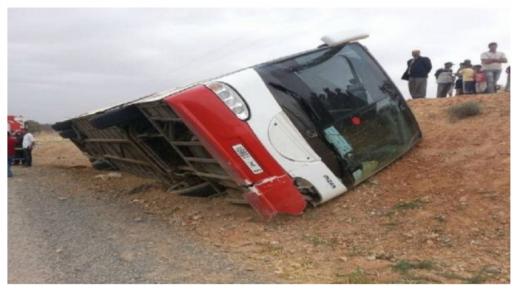 مصرع شخصين وإصابة 30 آخرين في حادث انقلاب حافلة لنقل المسافرين بالقنيطرة