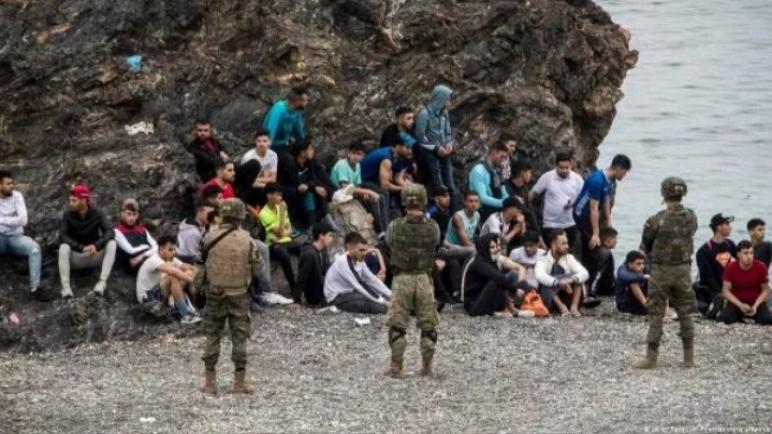 وزير الداخلية الإسباني يعلن إعادة 2700 مهاجر