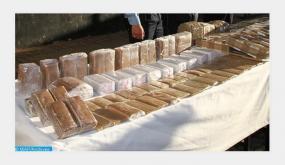 إحباط محاولة للتهريب الدولي للمخدرات .. حجز 5 أطنان و820 كلغ من مخدر الشيرا وتوقيف ستة أشخاص على مستوى الشريط الطرقي الدار البيضاء