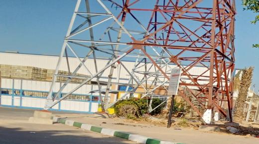 فضيحة…تركيب أعمدة كهربائية حديدية كبيرة الحجم وسط طريق معبدة بايت ملول والجهات المعنية تلتزم الصمت