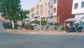 أمام مرآى السلطات المحلية بالدشيرة الجهادية صاحب مقهى بالقرب من مقبرة تكمي أوفلا يحتل الرصيف المخصص للراجلين