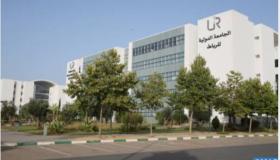 السفارة الأمريكية بالمغرب تمنح الجامعة الدولية للرباط هبة عبارة عن نموذج ليغو يجسد روبوت “Mars Rover”