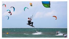 ممارسو الكايت سورف يفردون أشرعتهم فوق خليج الداخلة