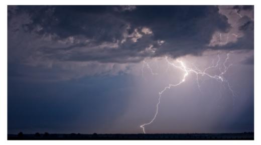 طقس الجمعة… زخات رعدية ببعض المناطق