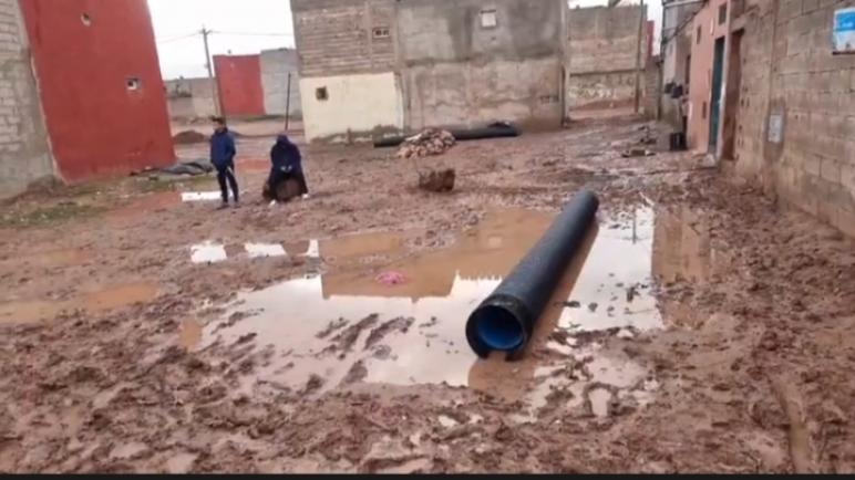 ساكنة حي مريم وحي الكرطون بتدوارت بجماعة الدراركة تخرج في وقفة احتجاجية بسبب انقطاع الماء الصالح للشرب