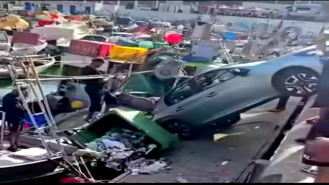 تعليق سيارة فوق ممر قوارب الصيد بميناء الحسيمة يجنبها السقوط في البحر