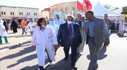 السيد إسماعيل ابو الحقوق عامل عمالة انزكان ايت ملول يشرف على انطلاق خذمات قافلة طبية بالدشيرة الجهادية