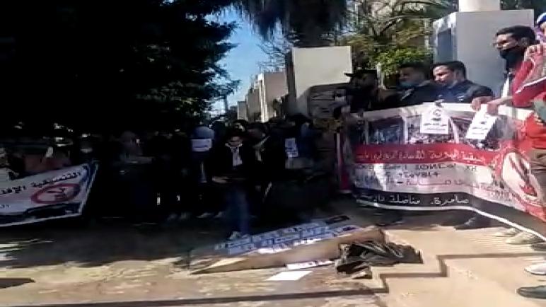 وقفة احتجاجية للاساتذة امام الأكاديمية الجهوية للتعليم باكادير